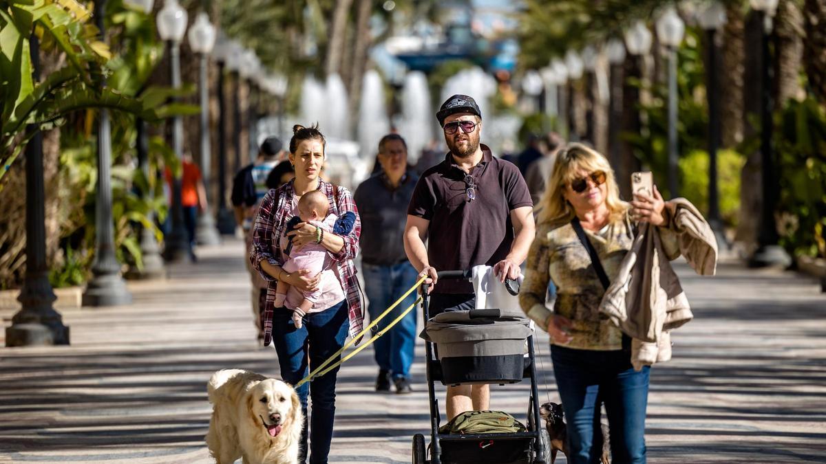 Turistas pasen por Alicante en el mes de diciembre.
