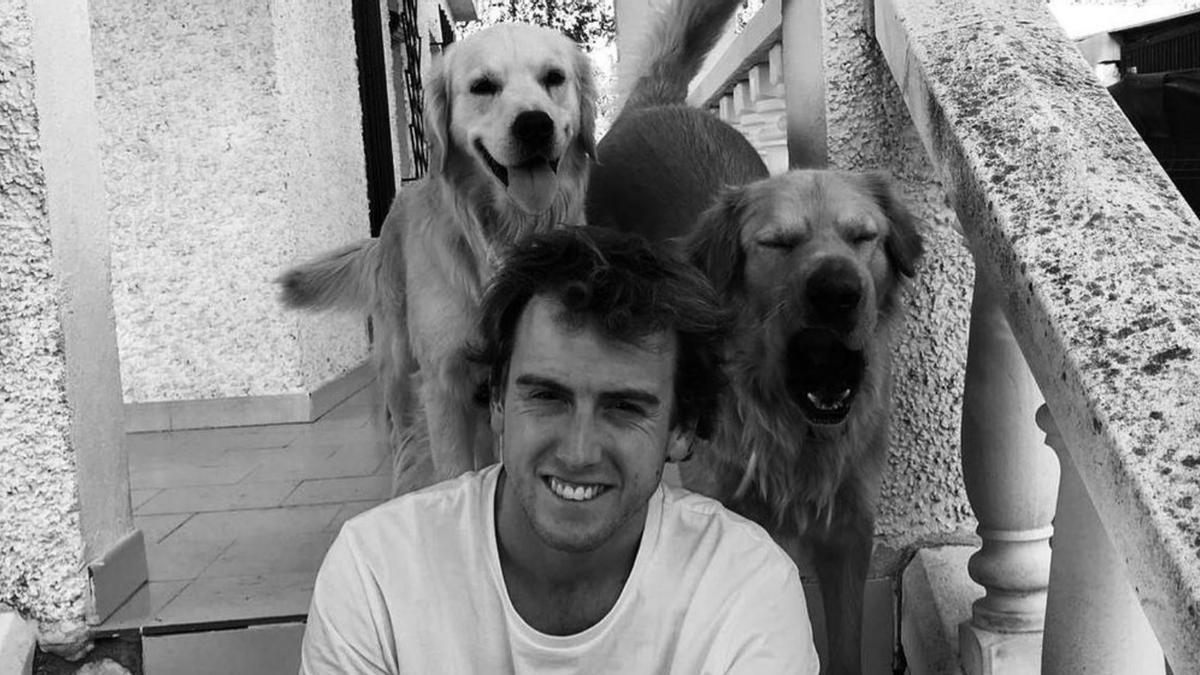 Roman junto a sus dos mascotas en una foto reciente.