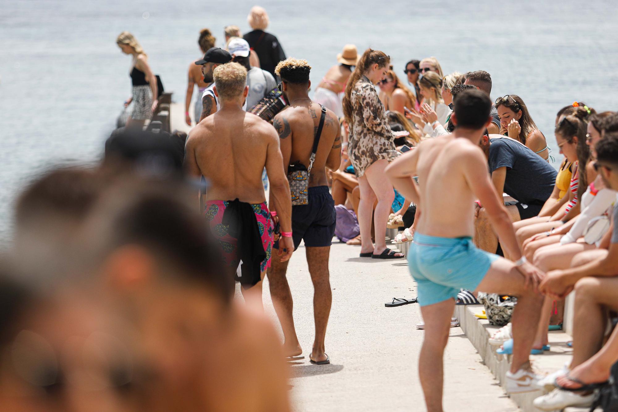 Los ‘party boats’ esquivan la ley contra el turismo de borrachera y sirven barra libre en Ibiza