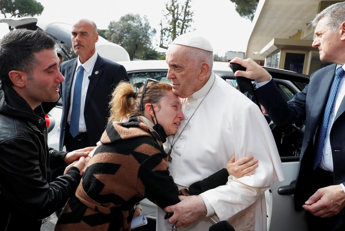 El Papa a su salida del hospital: Todavía estoy vivo. No tuve miedo