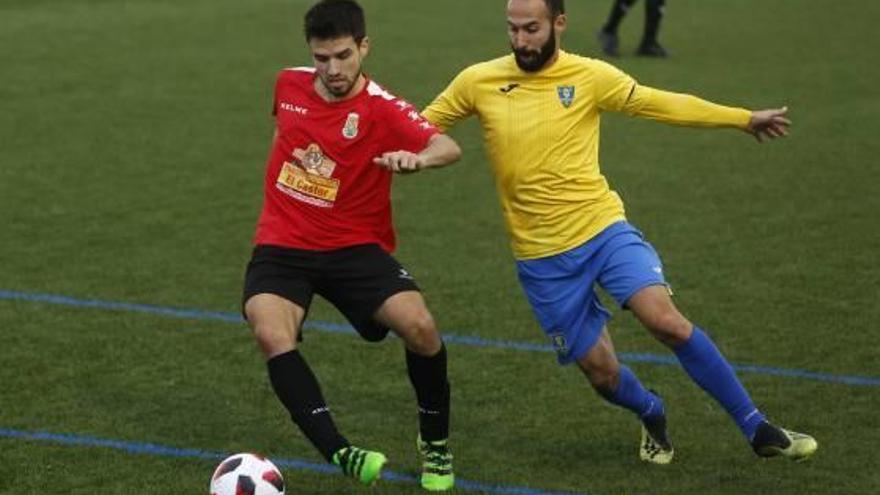 Disputa por el balón entre un jugador del Orihuela y uno del Jove Espanyol, ayer en San Vicente.