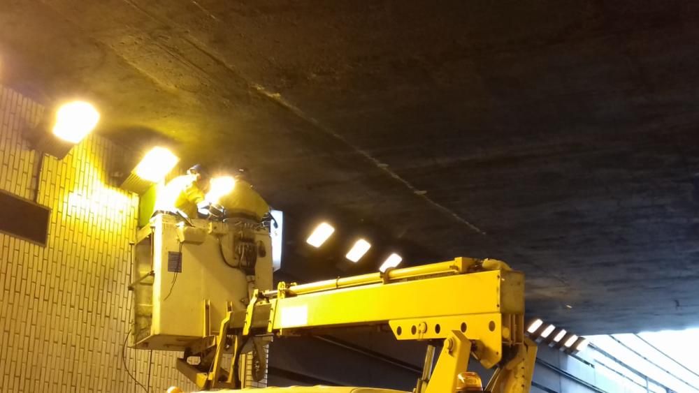 Un camión pierde su carga en el túnel de Beiramar y obliga a cortar el tráfico