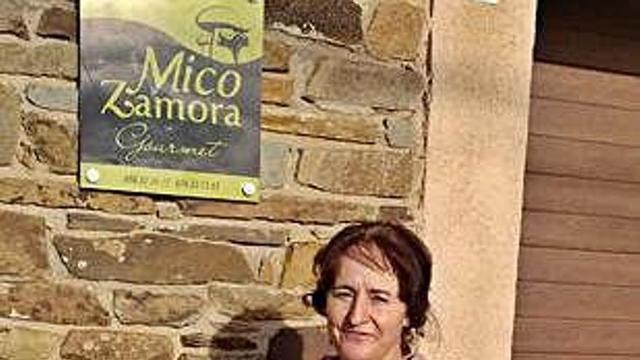 María Garzón muestra el boleto ganador del "Zamoranito de oro".