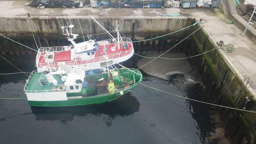 Barcos atracados en el puerto de Llanes, donde se puede observar la manta de arena.