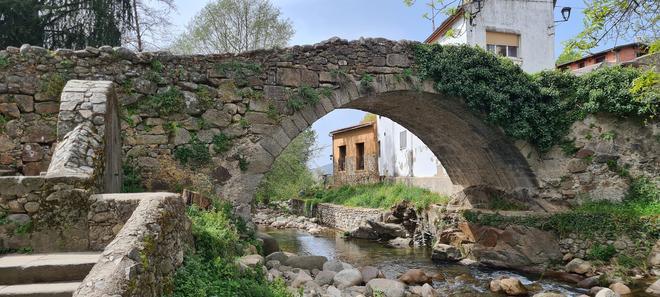 Puente de piedra en Robledillo de Gata, Cáceres.
