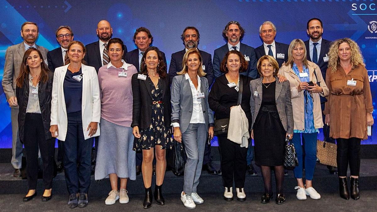 De izq. a dcha.: Bartolomé Riera (Ángel 24), Inés Rotger (Distribuidora Rotger), Esther Vidal (Auto Vidal y presidenta de la ABEF), Rafel Crespí (director Cátedra), Irene Jover (directora de la ABEF), Juan Carlos Canals (Ángel 24), Juana M Canals (Ángel 24), Toni Roig (Urbia Services), Aina Oliver (Potencia), Toni Salvá (Hidro Balear), Antonina Mascaró (Melchor Mascaro), José María Cabot (Ángel 24), Mita Coll y Paco Forteza (Automóviles Coll), María Rosa Amengual, Bruno Cabot y Eva Vijande (Ángel 24).