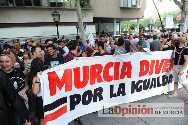 Concentración LGTBI en protesta por la manifestación neonazi del sábado