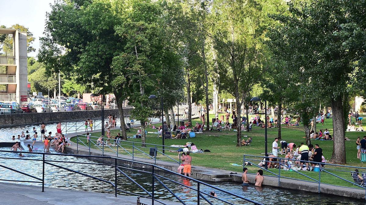 Galería | Las imágenes del parque de La Isla de Plasencia, su 'playa' de verano
