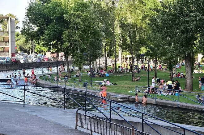 Galería | Las imágenes del parque de La Isla de Plasencia, su 'playa' de verano