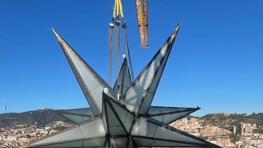 La Sagrada Família culmina con éxito la colocación de su nueva estrella luminosa