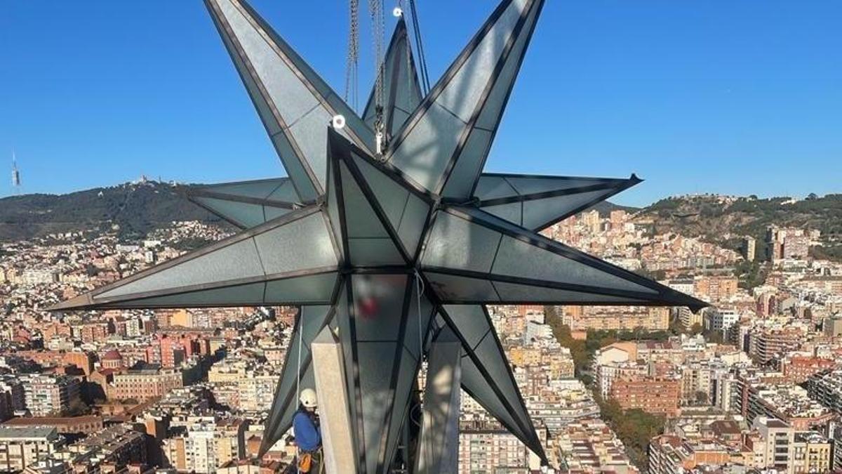 La estrella de la torre de la Virgen de la Sagrada Família, ya colocada.