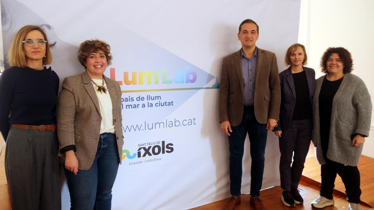 La regidora de Cultura, Núria Cucharero; l&#039;alcalde de Sant Feliu de Guíxols, Carles Motas, i les impulsores i responsables del nou festival LumLab