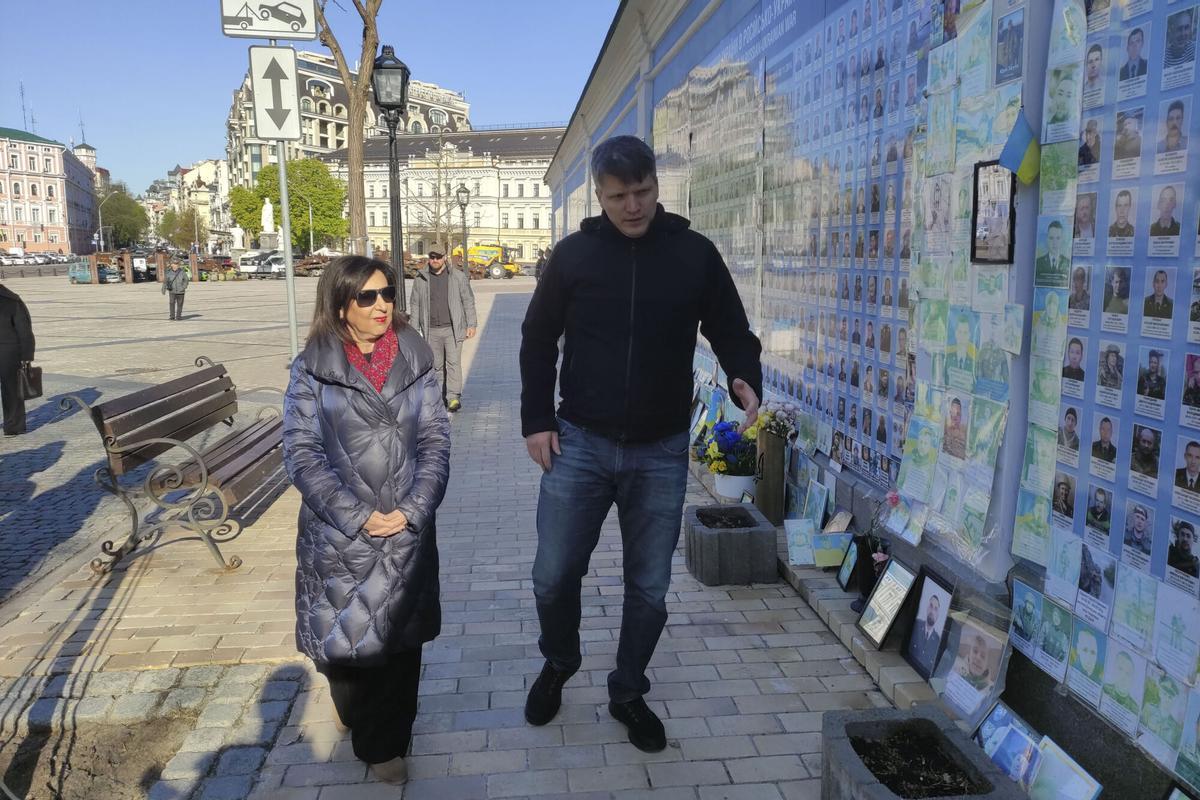 La ministra de Defensa de España, Margarita Robles, acompañada por el viceministro de Defensa ucraniano, Serguí Boyev, durante un acto de homenaje a los soldados ucranianos caídos en la guerra, este miércoles, en Kiev.