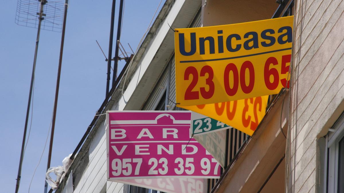 Cartel de se vende en un bloque de pisos.