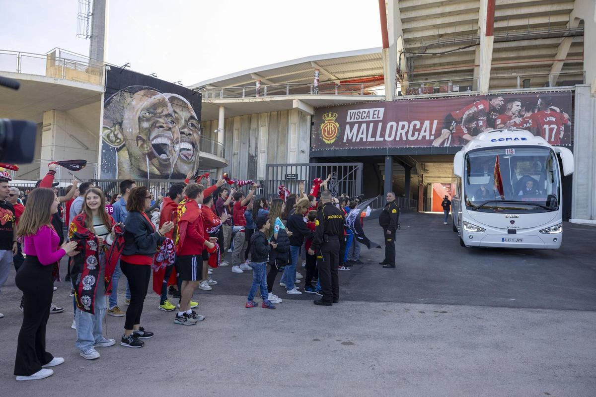 Euforia mallorquinista para despedir al equipo hacia Sevilla