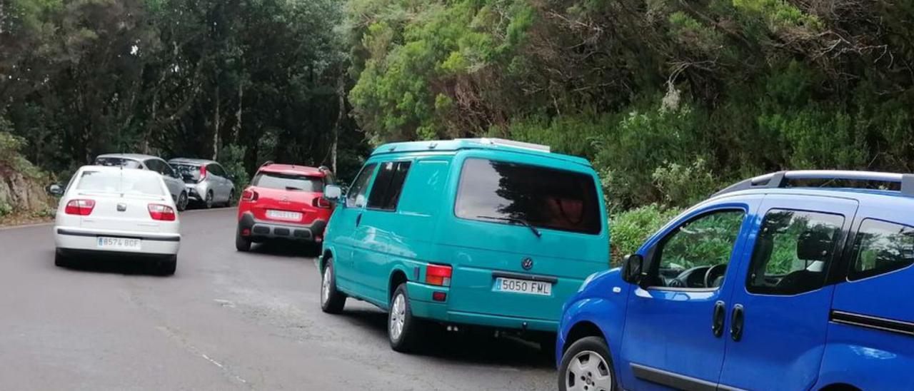 Coches aparcados por encima de la Cruz del Carmen.