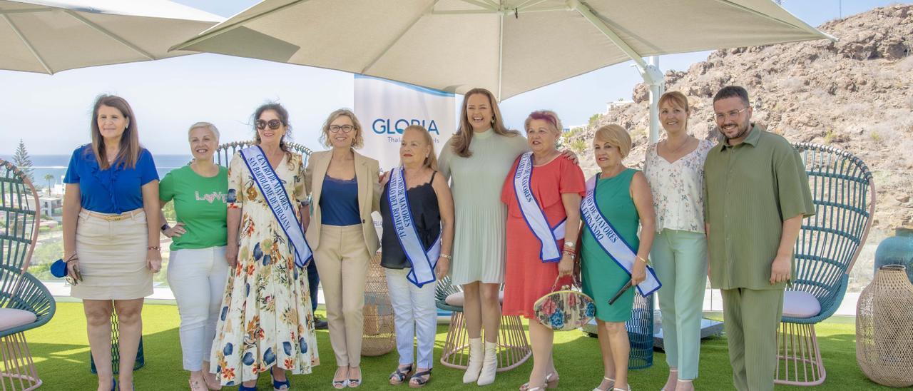 En el centro, la alcaldesa de San Bartolomé de Tirajana, Conchi Narváez, y la cantante Shaila Dúrcal, junto a las candidatas a Gran Dama, ediles y miembros de la organización del carnaval.