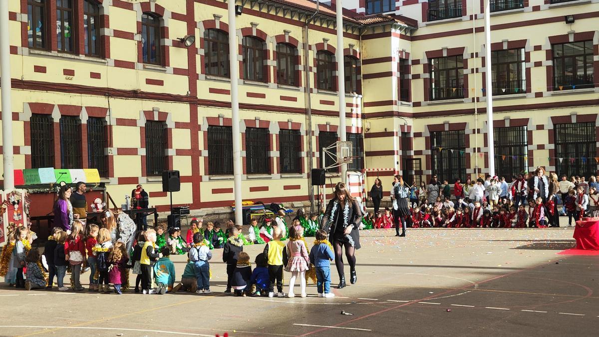 Alumnos durante un festival en el Liceo Mierense.