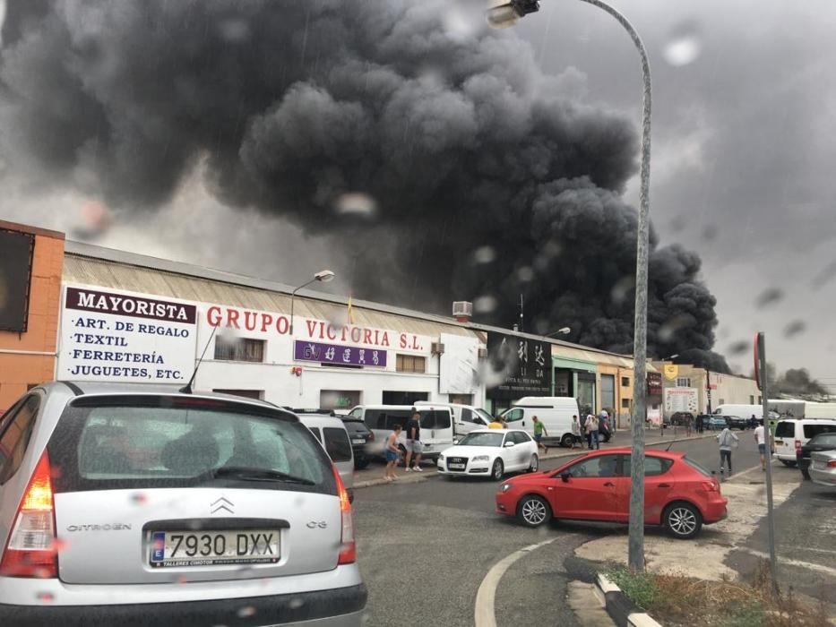 Espectacular incendio declarado en un polígono industrial de Crevillent