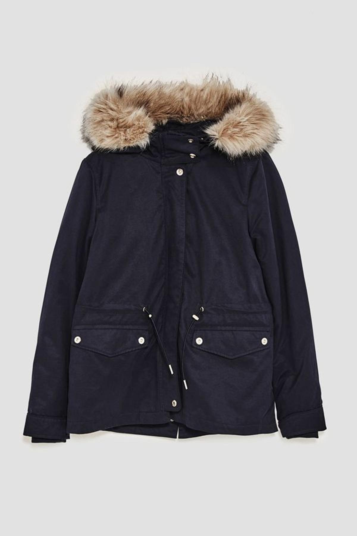 Parka azul marino.