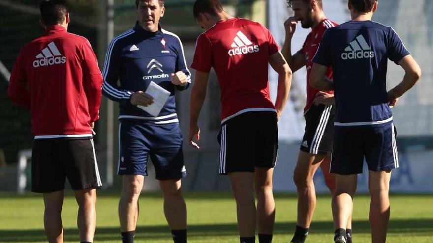 Eduardo Berizzo conversa con sus jugadores durante un reciente entrenamiento del Celta. // Adrián Irago