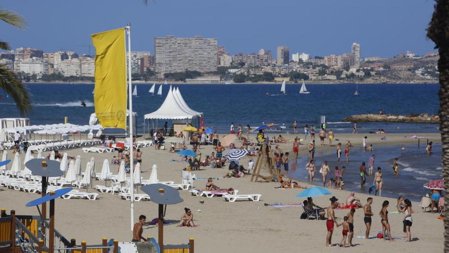 La bandera amarilla ondea esta tarde en la playa del Postiguet