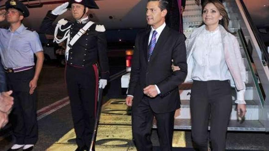 Peña Nieto y su esposa, a su llegada a Roma el fin de semana.