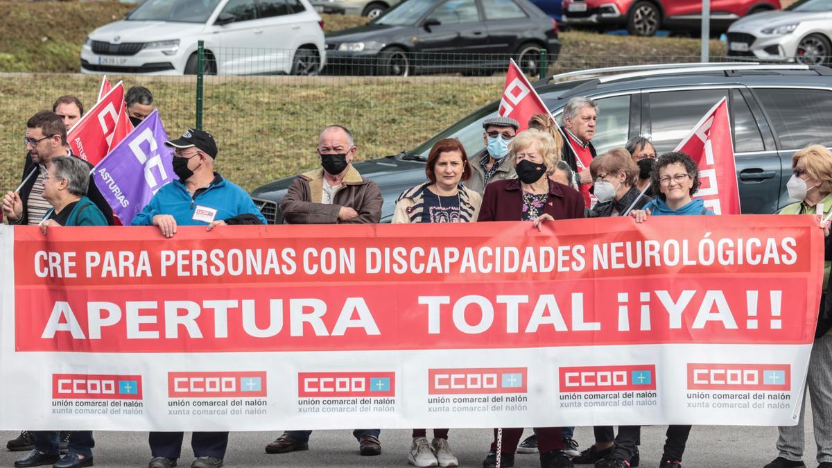 Protesta de CC OO a las puertas del centro