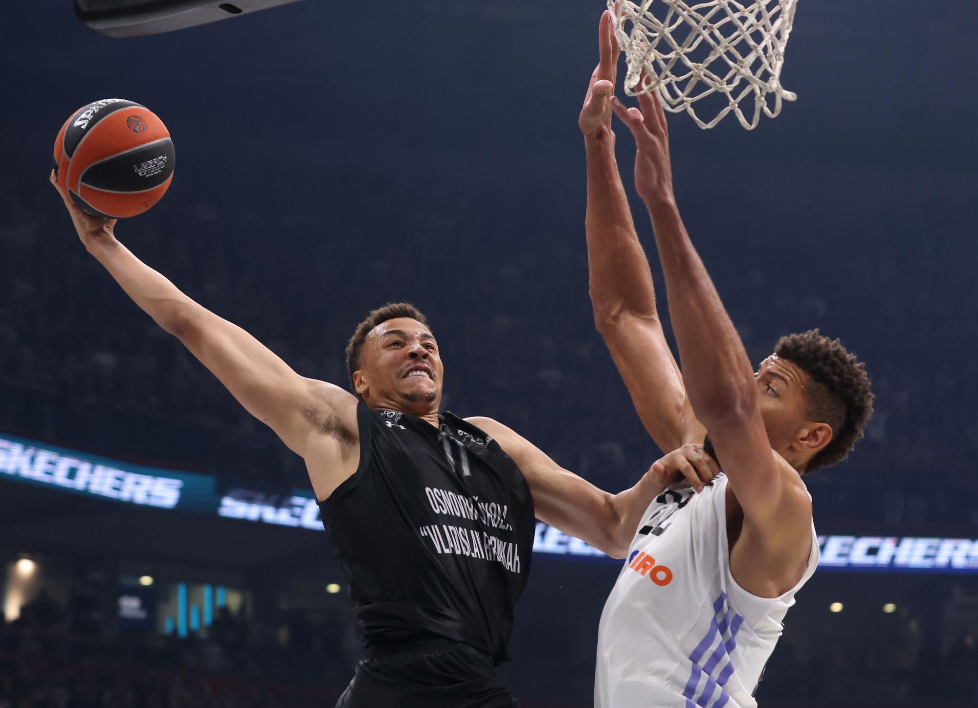 Dante Exum, jugador del Partizan, ante Walter Tavares, del Real Madrid.