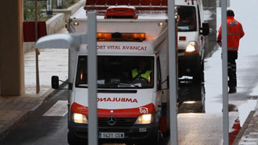 Imagen de archivo de una ambulancia llegando a Son Espases.