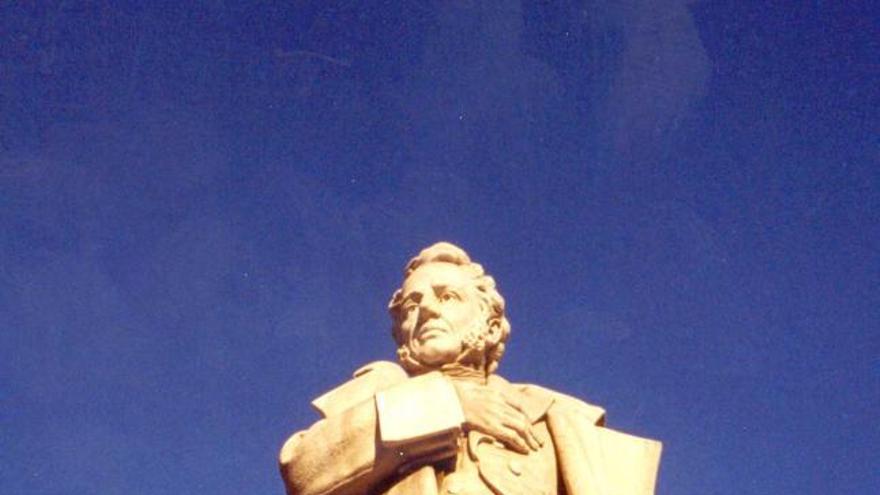 Estatua de Argüelles en Madrid.