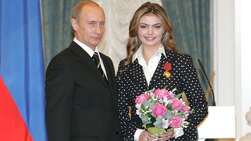 Putin condecora a Alina Marátovna Kabáyeva con la Orden al Mérito por la Patria, en diciembre de 2005.