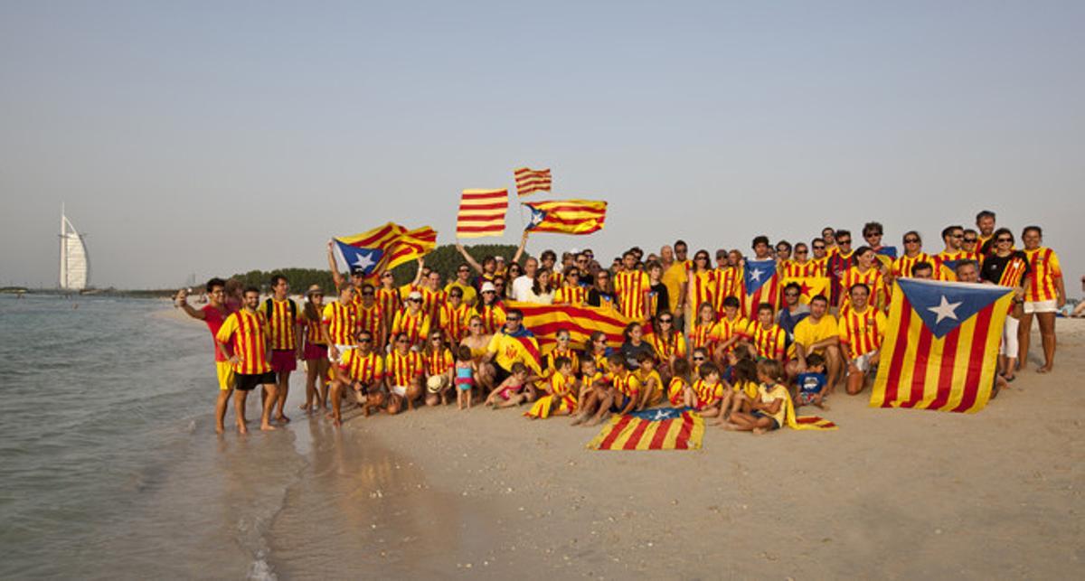 S’han concentrat 100 persones a la platja de la ciutat per recolzar la Via Catalana.