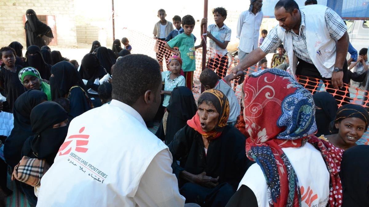 Personal de MSF atiende a civiles en una clínica móvil en Al Khamis (Yemen).