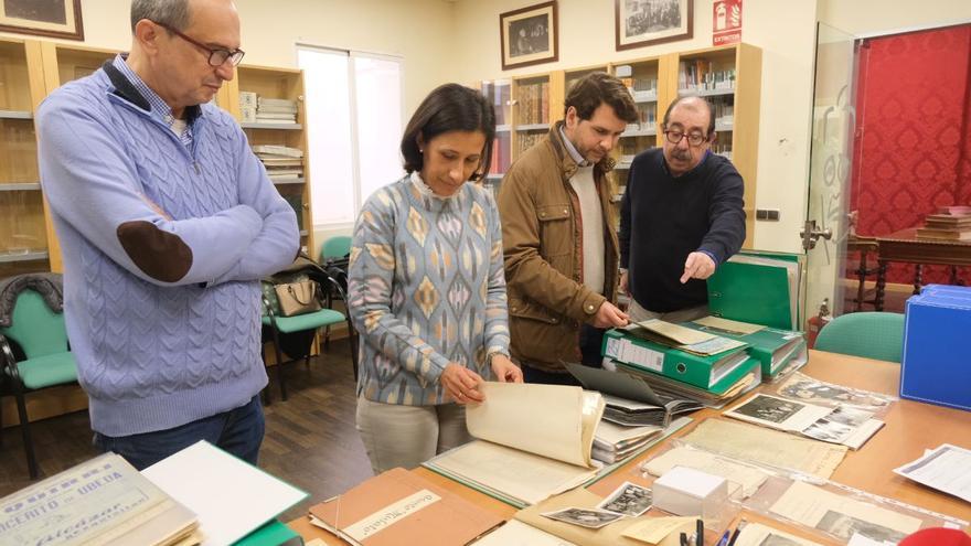 La familia Priego Osuna dona a la biblioteca de Cabra 1.500 documentos del escritor Juan Soca