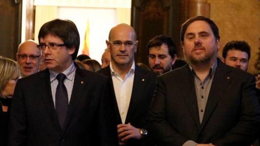 Puigdemont, Romeva i Junqueras, sortint de la sala d&#039;audiències del Parlament al desembre.