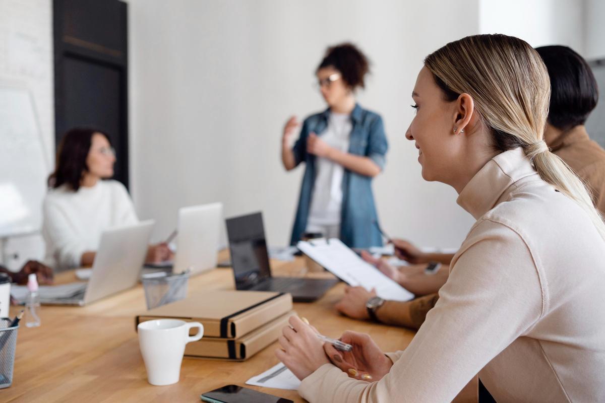 Ttratar los problemas de ruido en tu empresa es un paso crucial hacia la creación de un ambiente laboral óptimo.