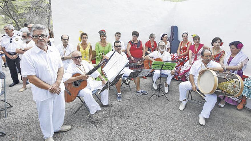 Los componentes del Coro Rociero de Santa Eulària preparados antes de la actuación.