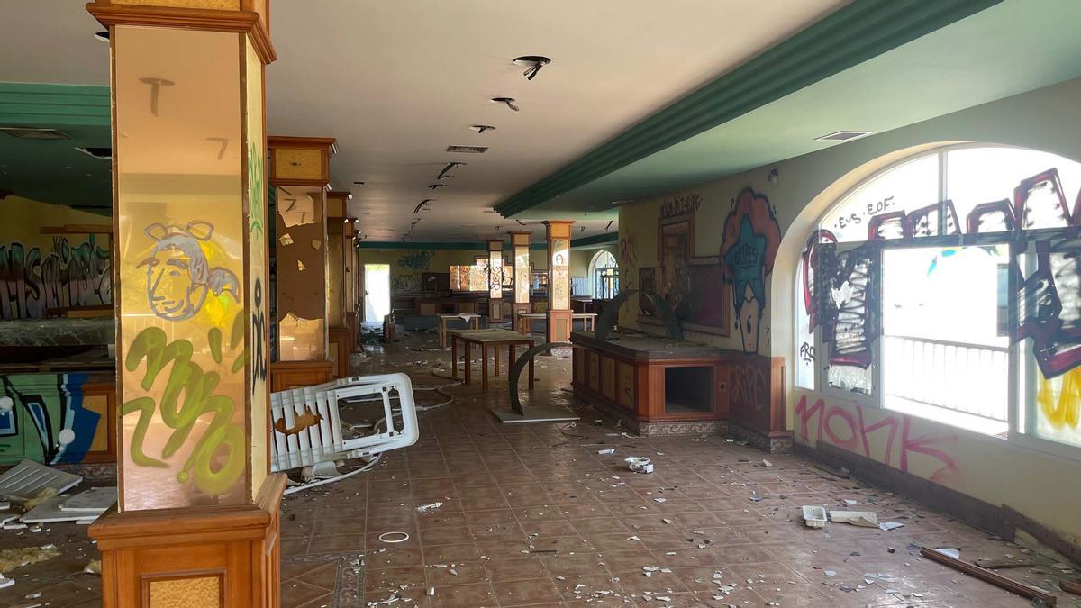 Los vecinos de Allà Dins denuncian la peligrosidad del hotel abandonado