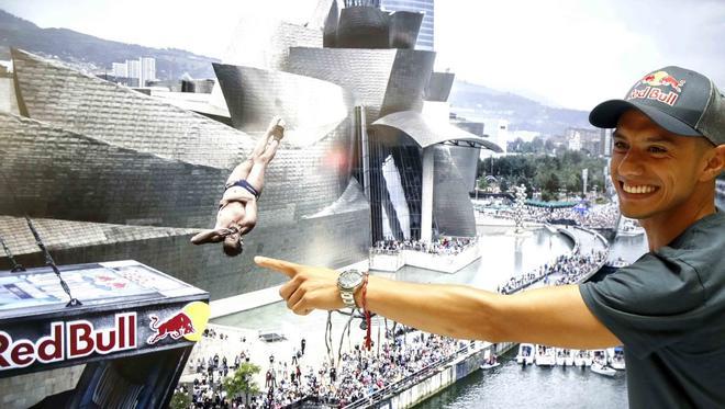 El clavista mexicano Jonathan Paredes este miércoles en la presentación de la gran final de la competición mundial de saltos Red Bull Cliff Diving que se celebra el próximo 14 de septiembre en el Puente de La Salve de Bilbao.