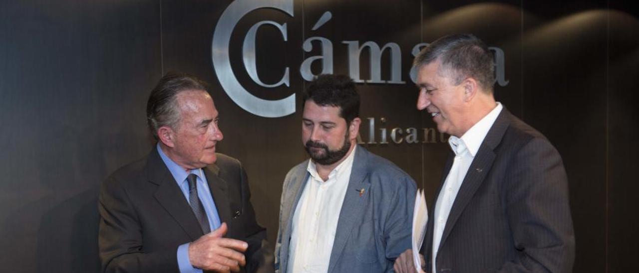 El presidente de la Cámara, Juan Riera; el director de Comercio, Natxo Costa, y el conseller Rafa Climent.