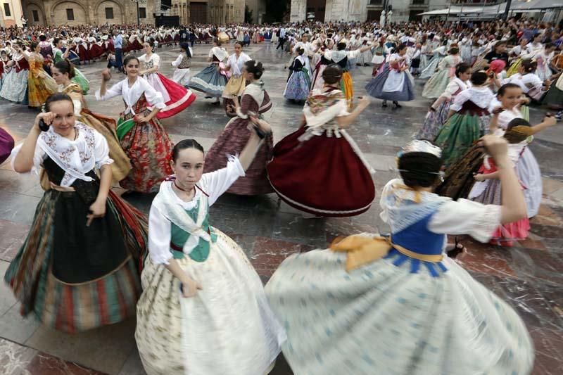 Dansà infantil en la plaza de la Virgen