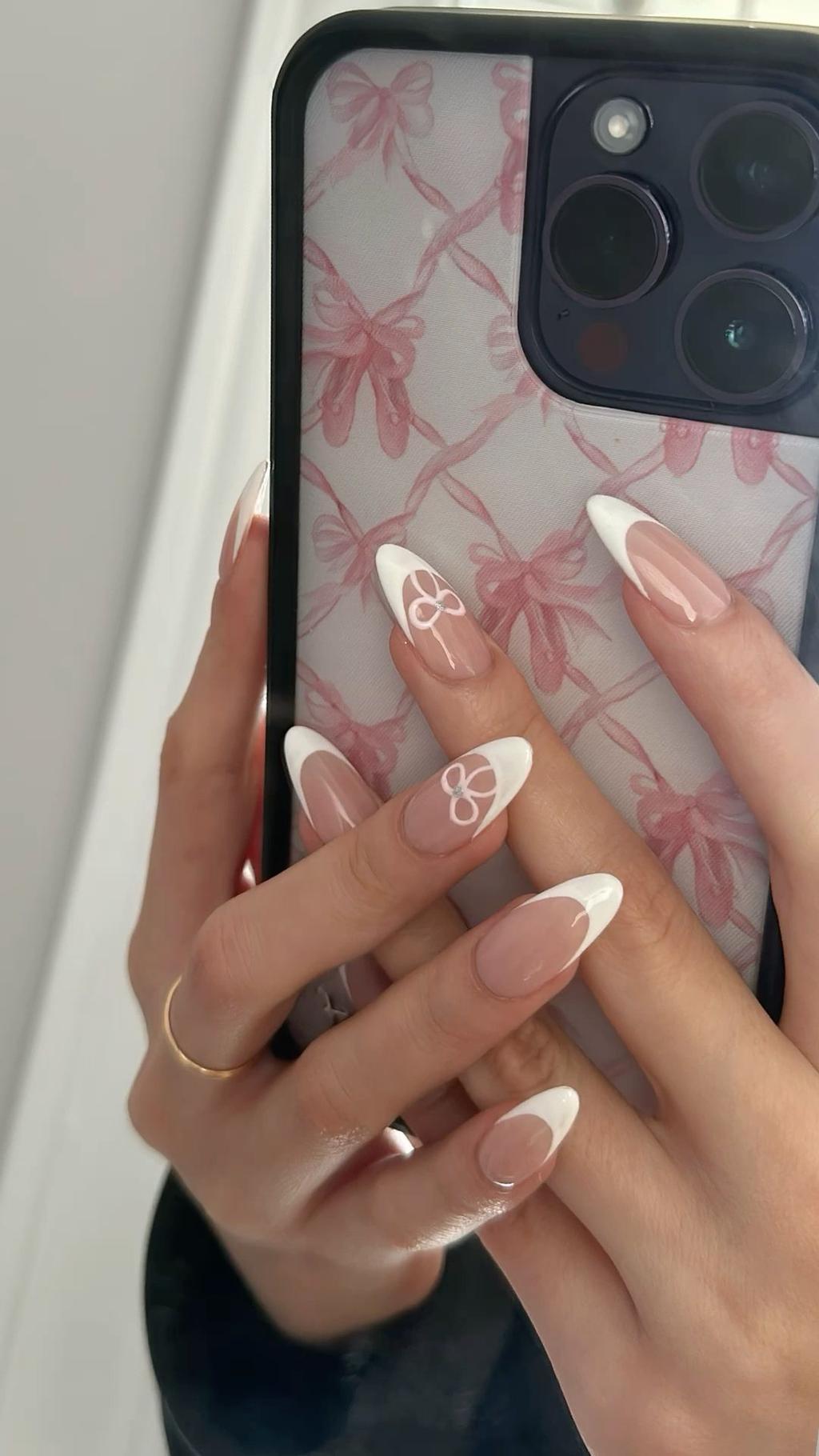 UÑAS MANICURA FRANCESA LAZO DEDO CORAZÓN
