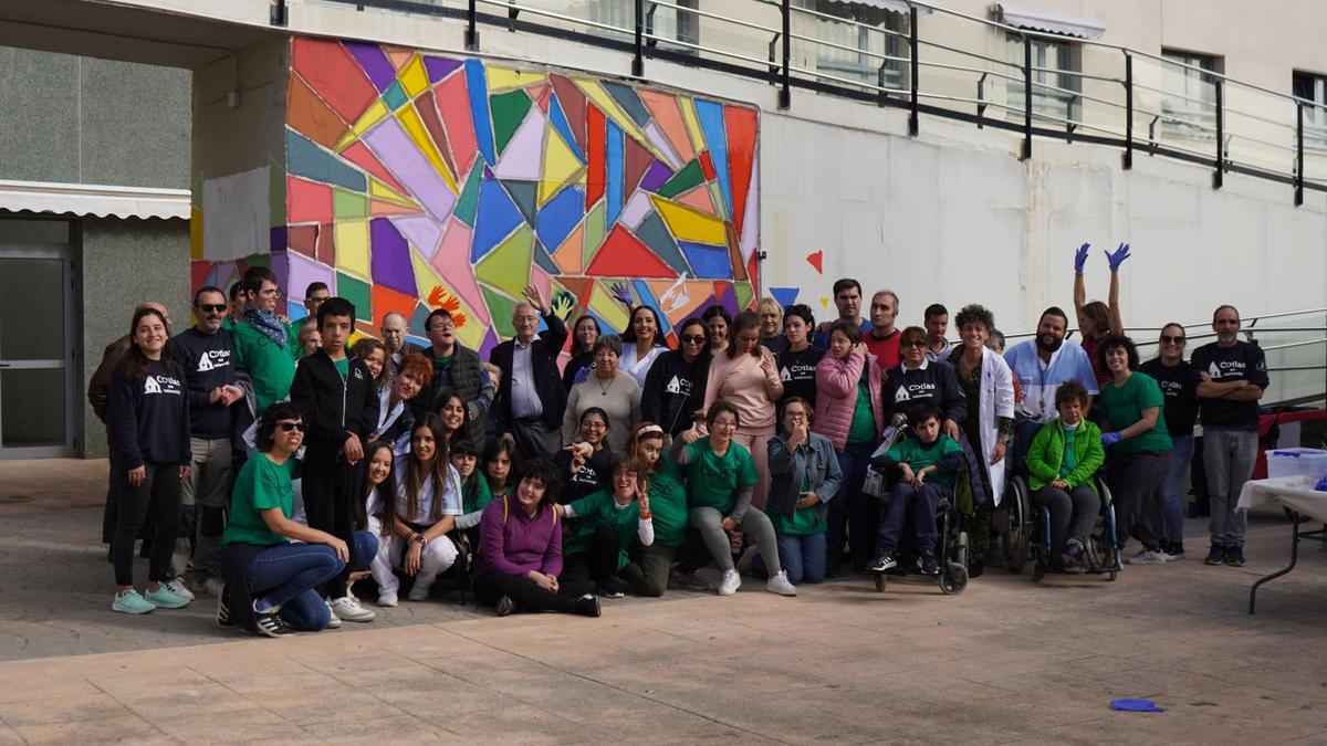 Participantes en la confección del mural de Savia Xirivella.