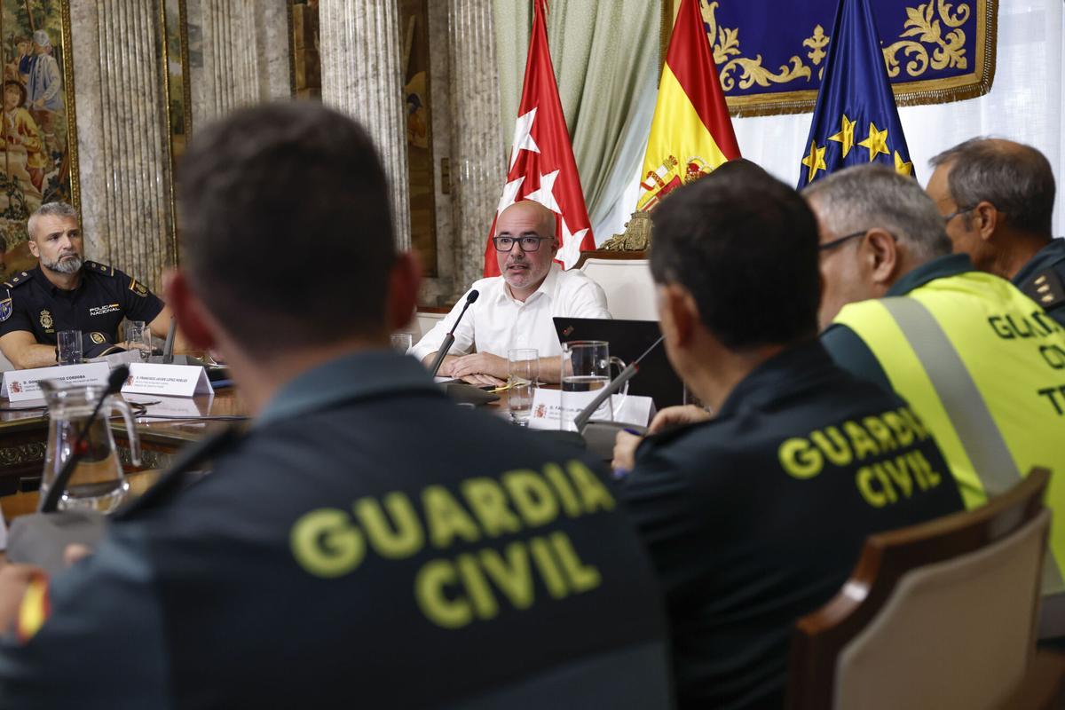 El delegado del Gobierno en Madrid, Francisco Martín, preside la reunión para ultimar del dispositivo de seguridad con motivo del eclipse.