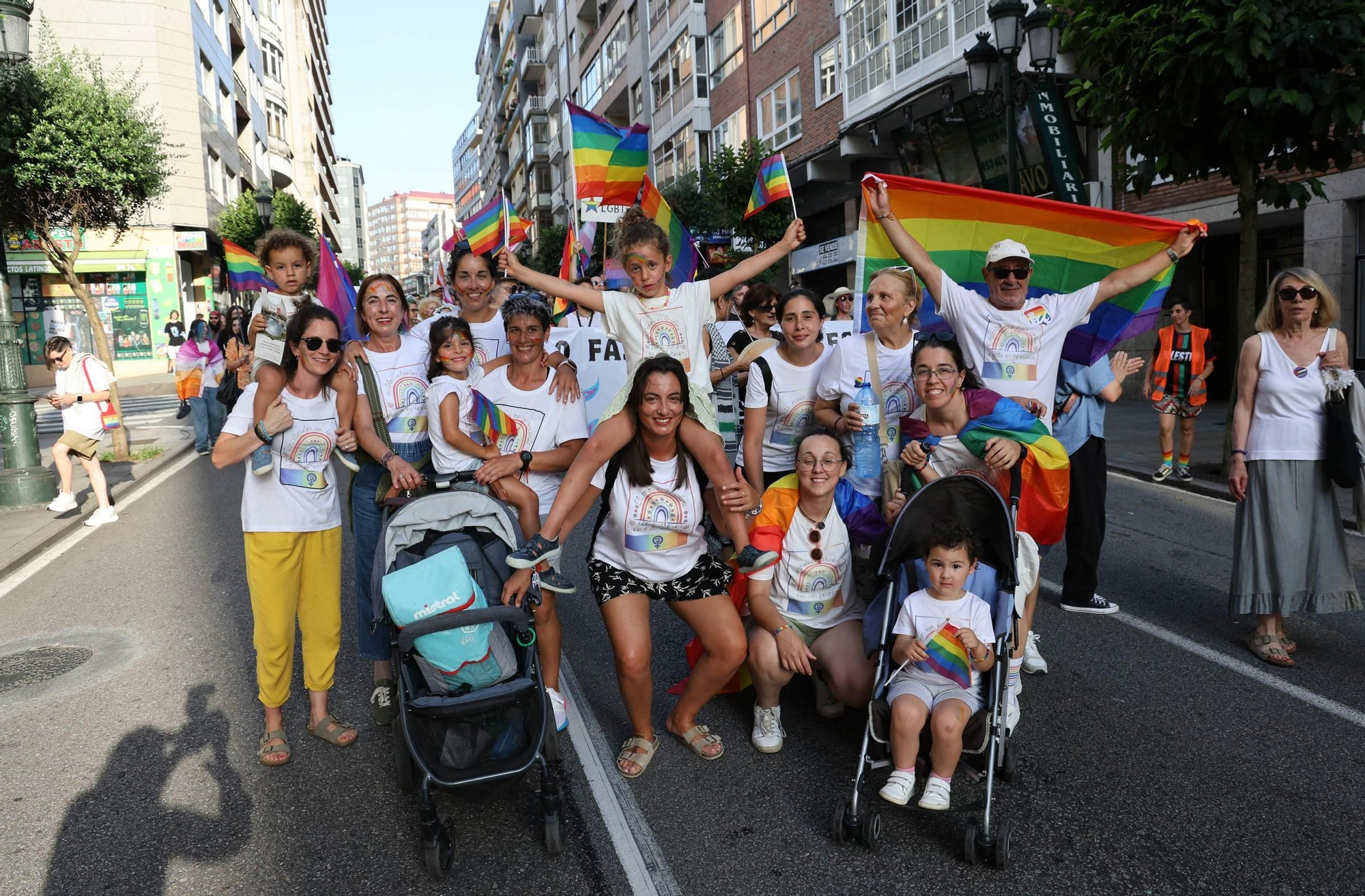 Una multitudinaria marcha celebra el Orgullo más colectivo en Vigo