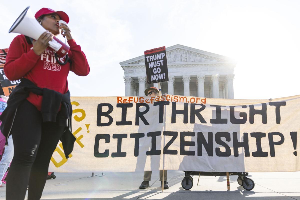 Manifestantes se concentran frente al Tribunal Supremo de EEUU antes de la vista oral del caso que Trump defiende para acabar con la ciudadanía por nacimiento, garantizada por la Constitución