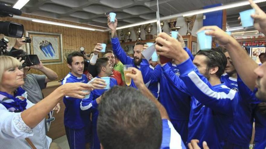 Los jugadores celebrando por todo lo alto el emparejamiento con el Athletic.