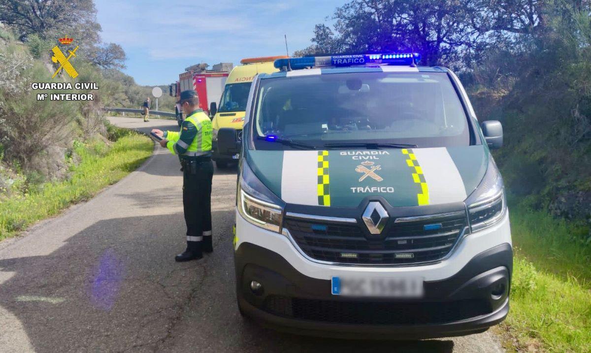 La Guardia Civil y el resto de asistencias en el lugar del accidente.