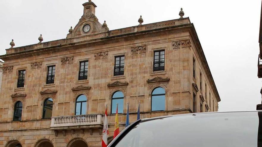 Un vehículo con el logo de Gijón ante la Casa Consistorial.